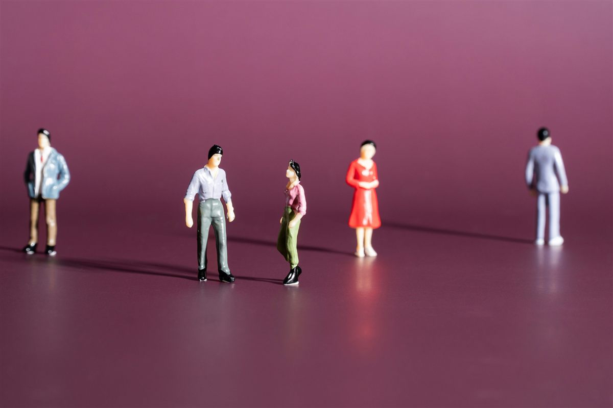 Figuras en miniatura de personas, un hombre y una mujer frente a frente